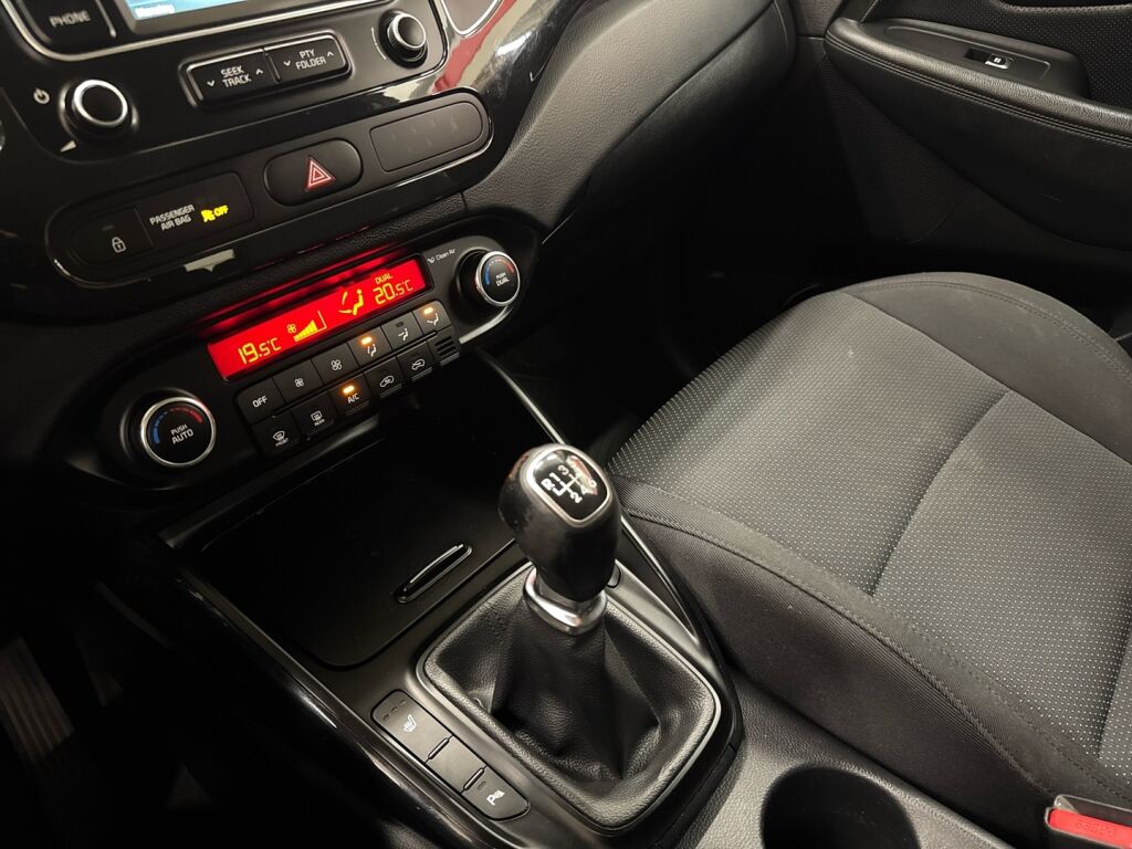 Kia Carens 2016 Ruskea (beige)