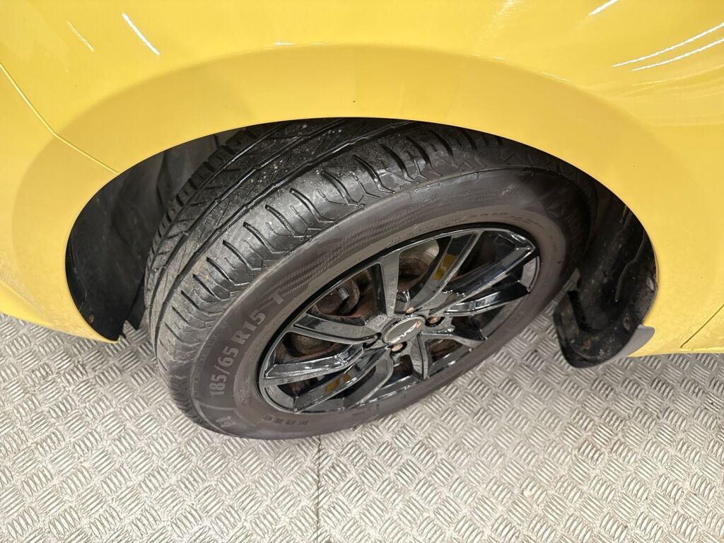 Kia Rio 2016 Keltainen