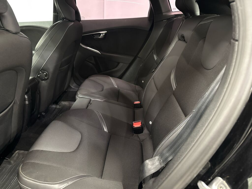 Volvo V40 2017 Musta