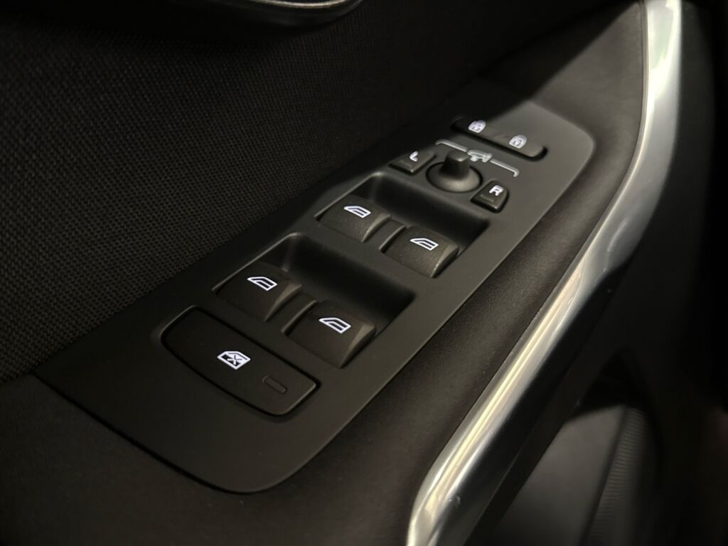 Volvo V40 2017 Musta