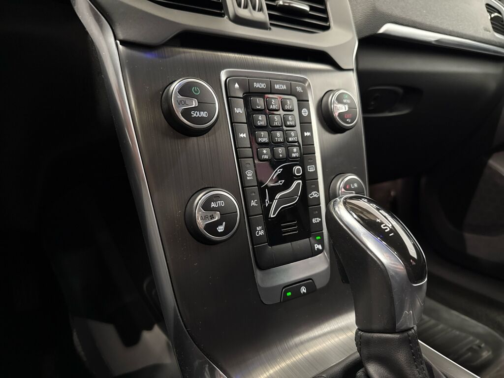 Volvo V40 2017 Musta