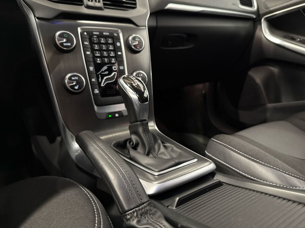 Volvo V40 2017 Musta