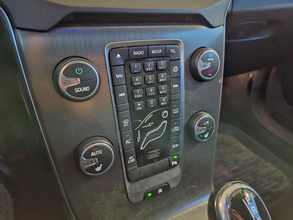 Volvo V40 2017 Musta