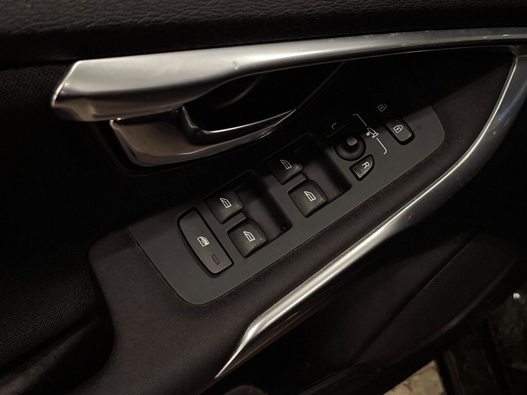 Volvo V40 2017 Musta