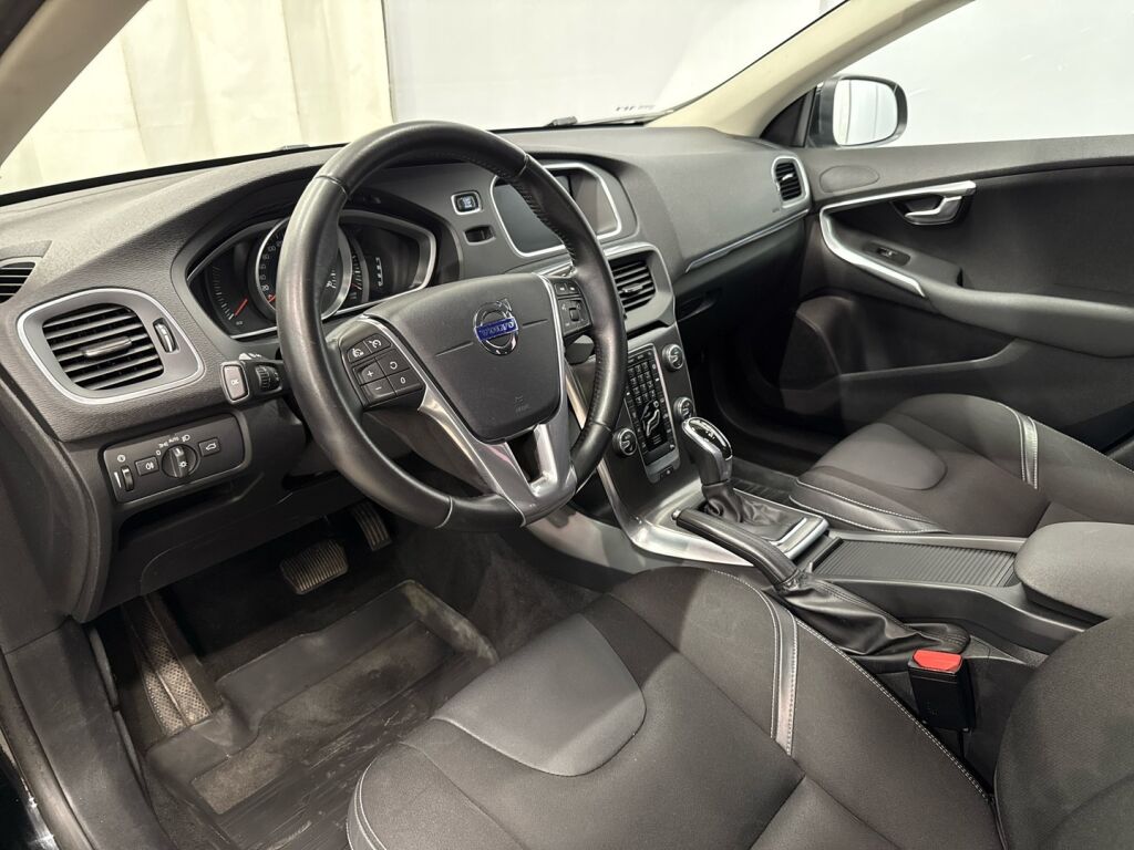 Volvo V40 2017 Musta