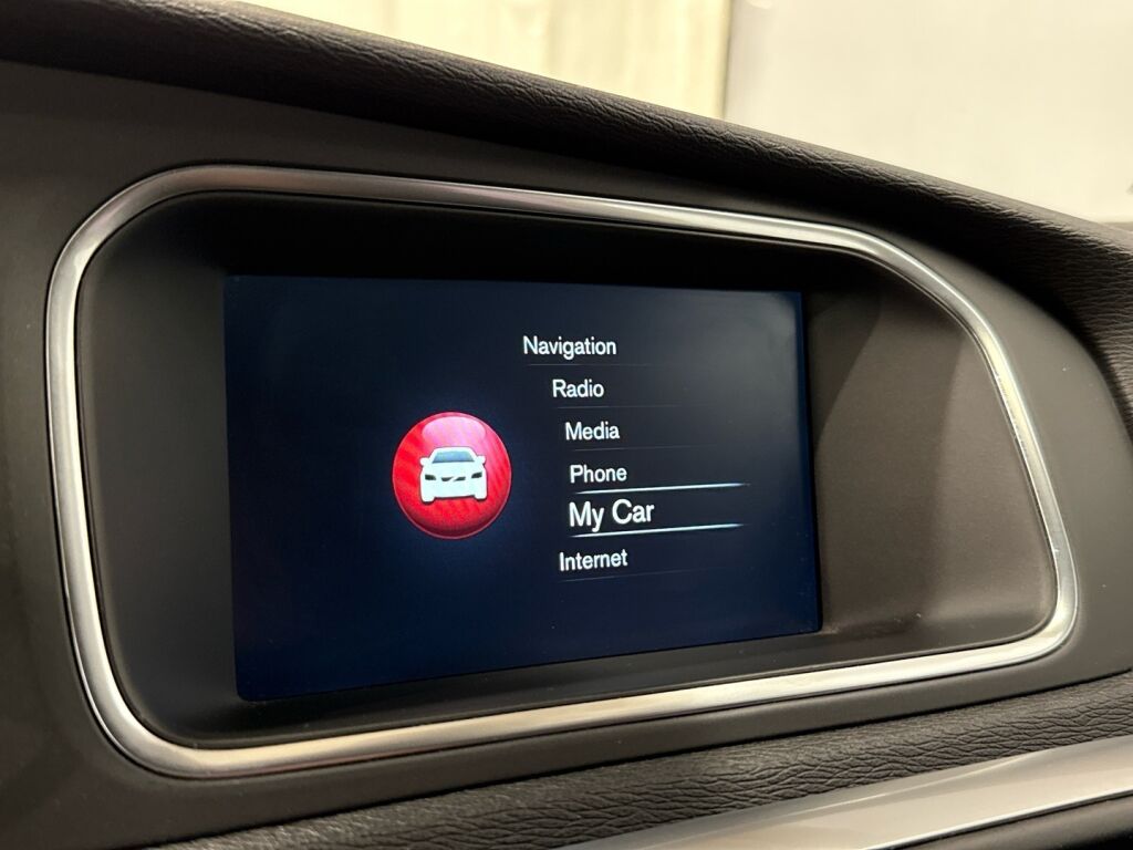 Volvo V40 2017 Musta