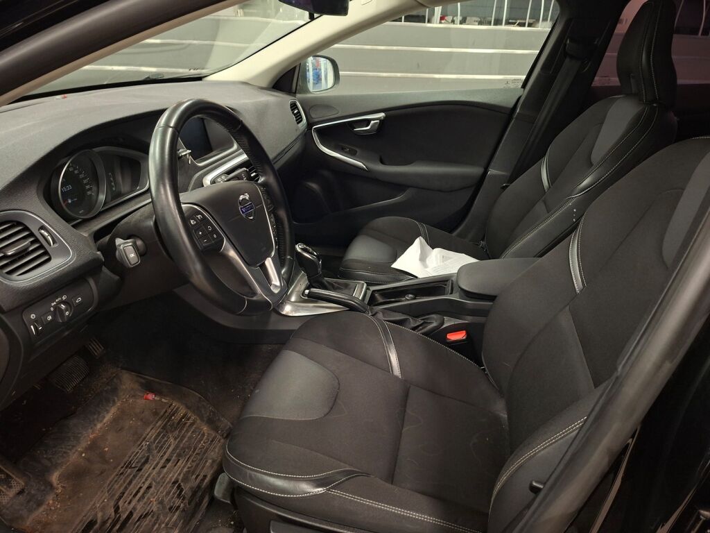 Volvo V40 2017 Musta