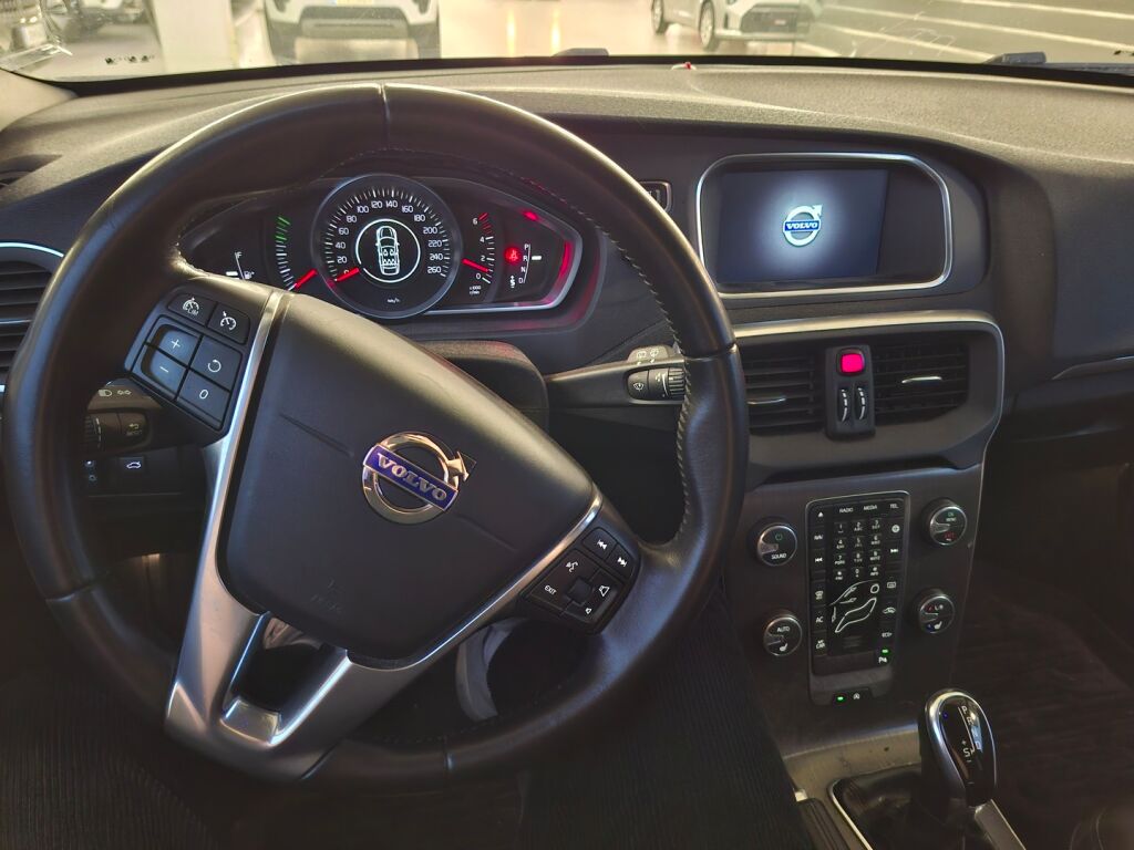Volvo V40 2017 Musta