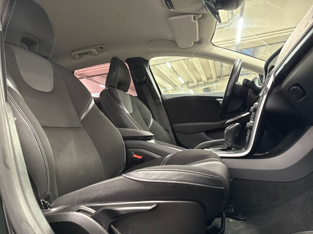 Volvo V40 2017 Musta