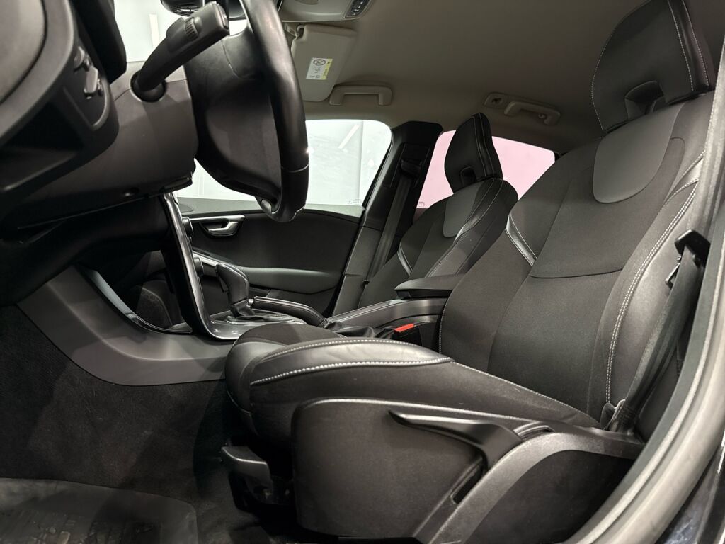 Volvo V40 2017 Musta