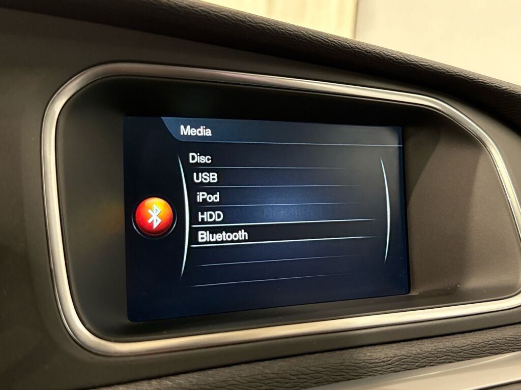 Volvo V40 2017 Musta