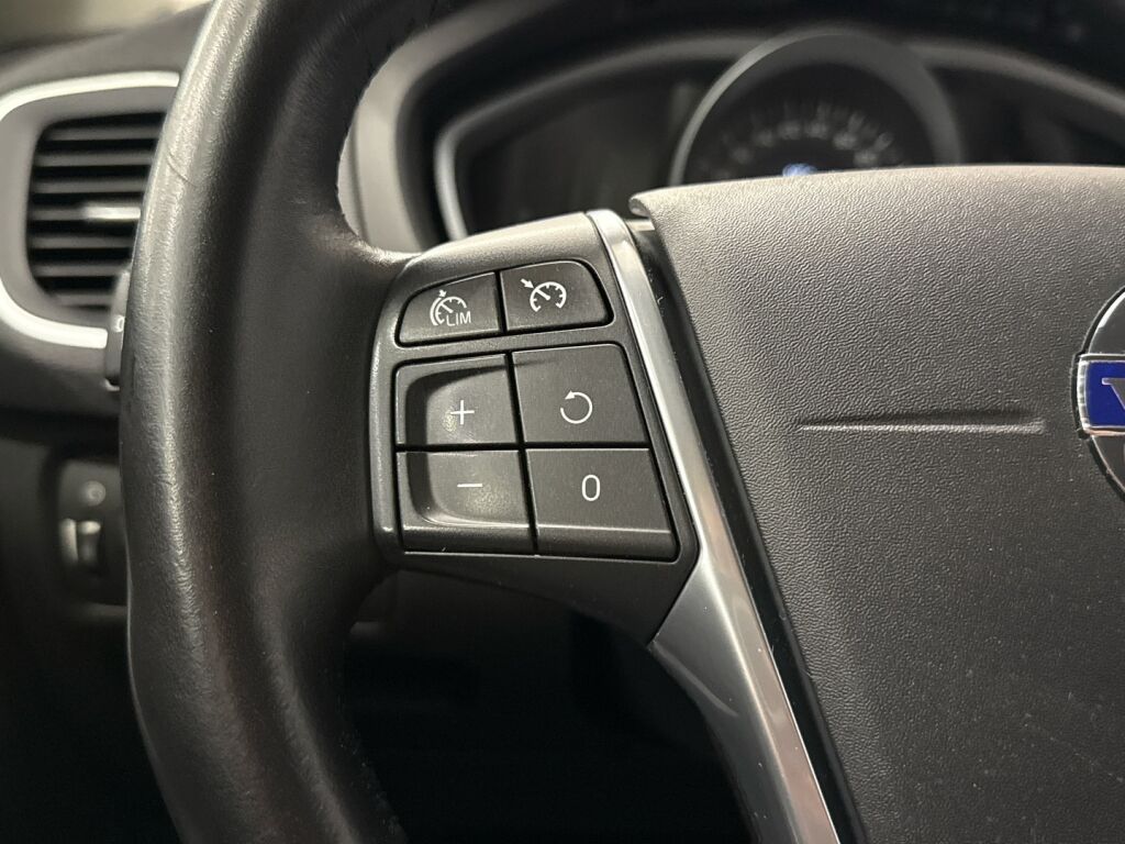 Volvo V40 2017 Musta