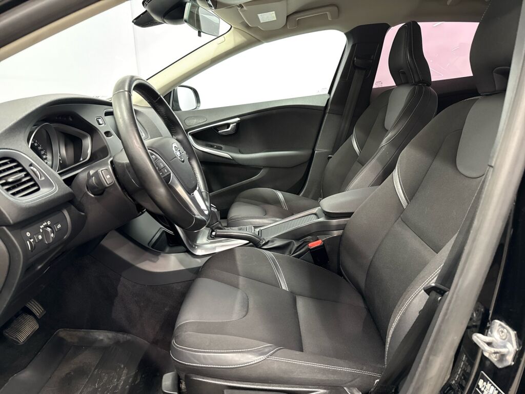 Volvo V40 2017 Musta