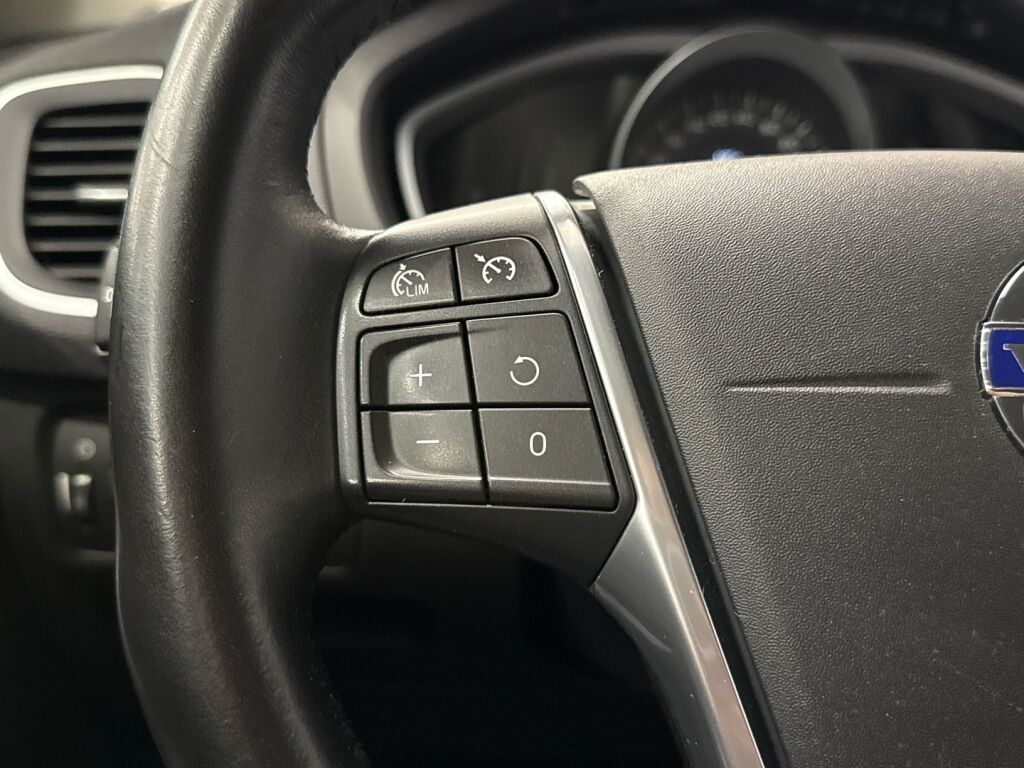 Volvo V40 2017 Musta