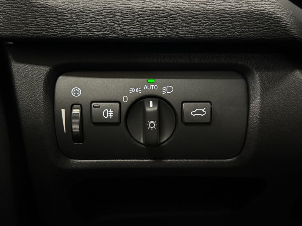 Volvo V40 2017 Musta