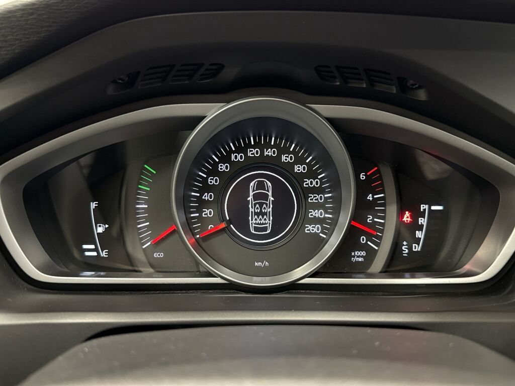 Volvo V40 2017 Musta