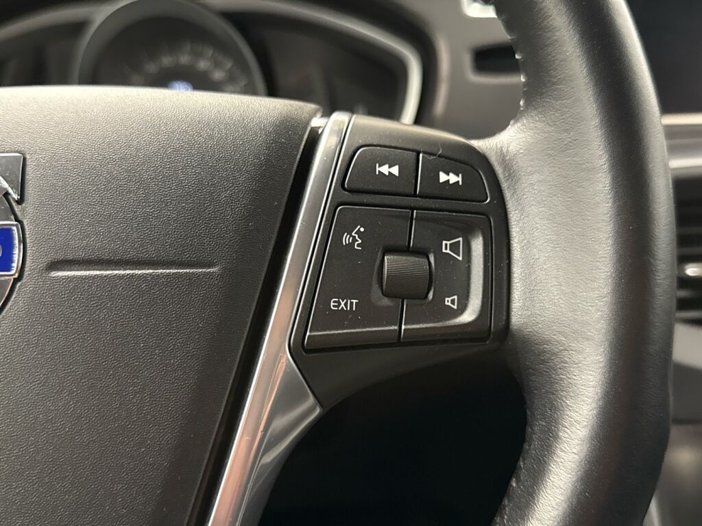 Volvo V40 2017 Musta