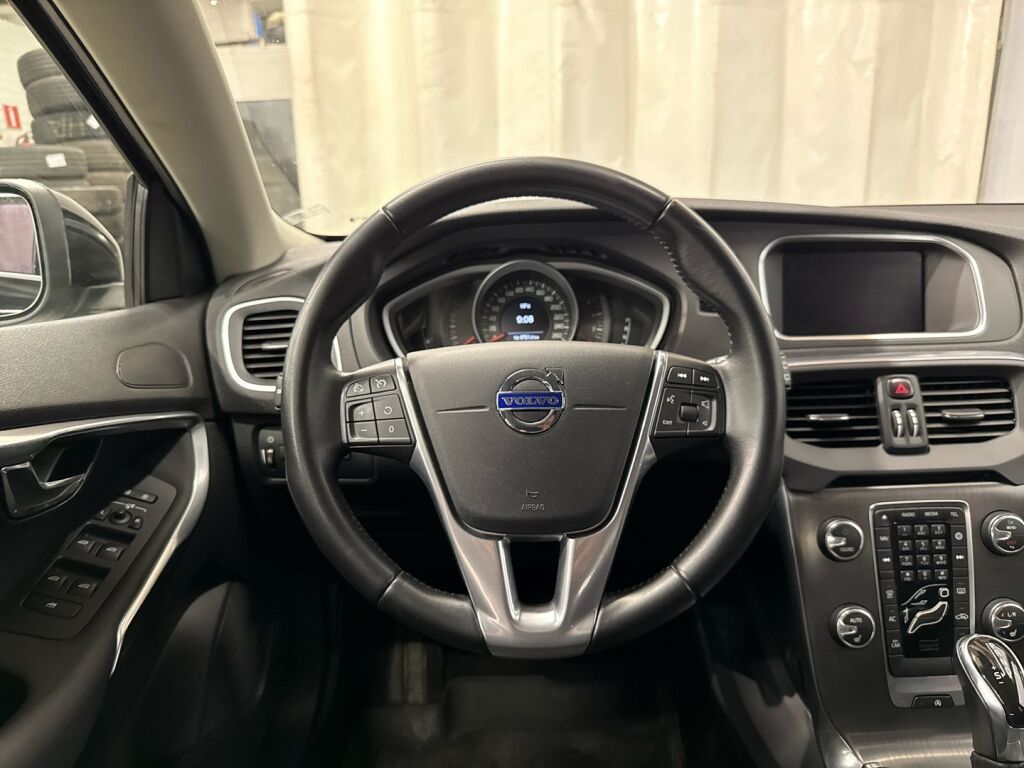 Volvo V40 2017 Musta
