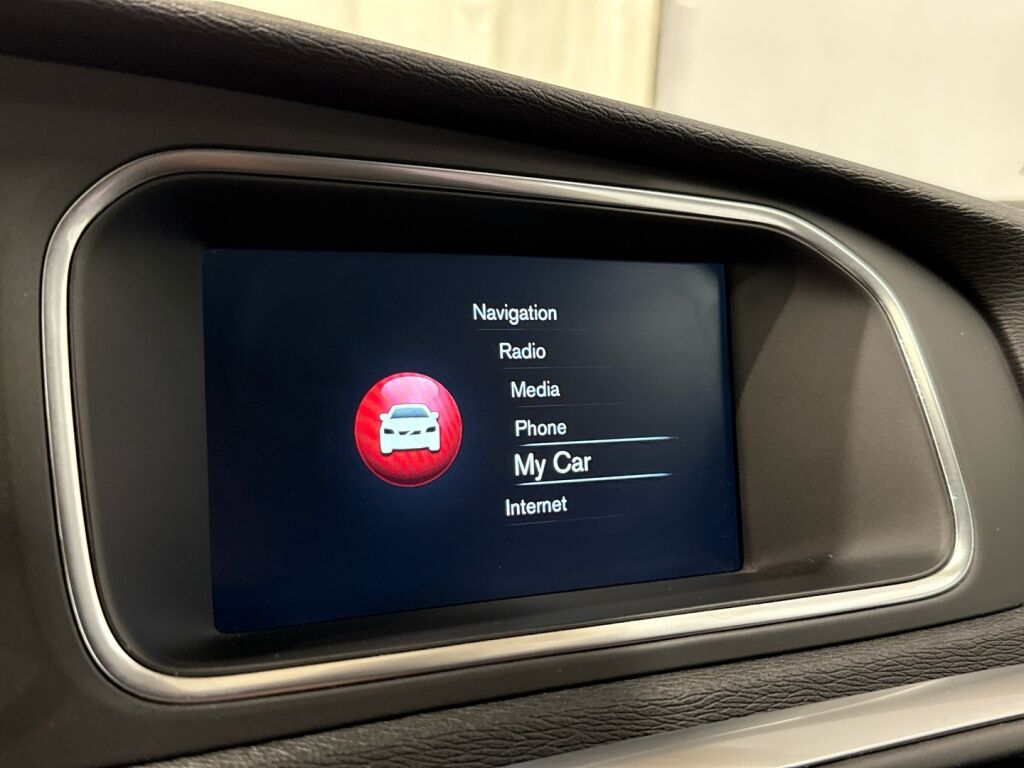 Volvo V40 2017 Musta