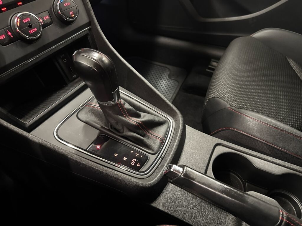 Seat Leon ST 2016 Punainen