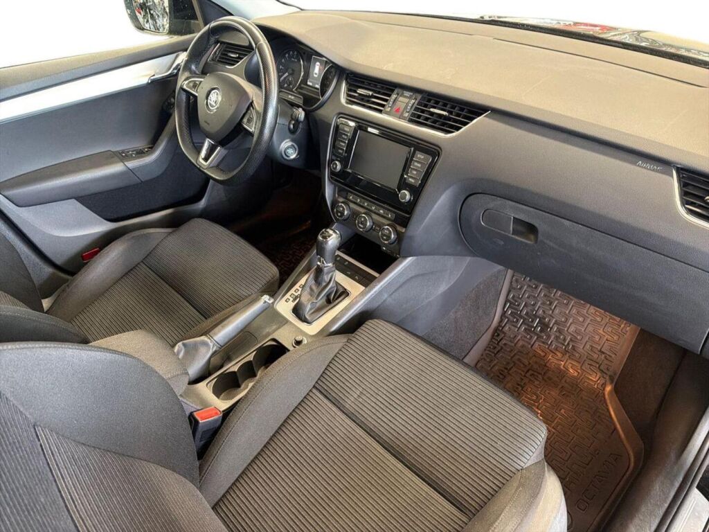 Skoda Octavia 2016 Musta