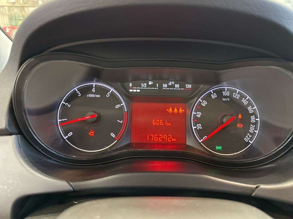 Opel Corsa 2016 Punainen