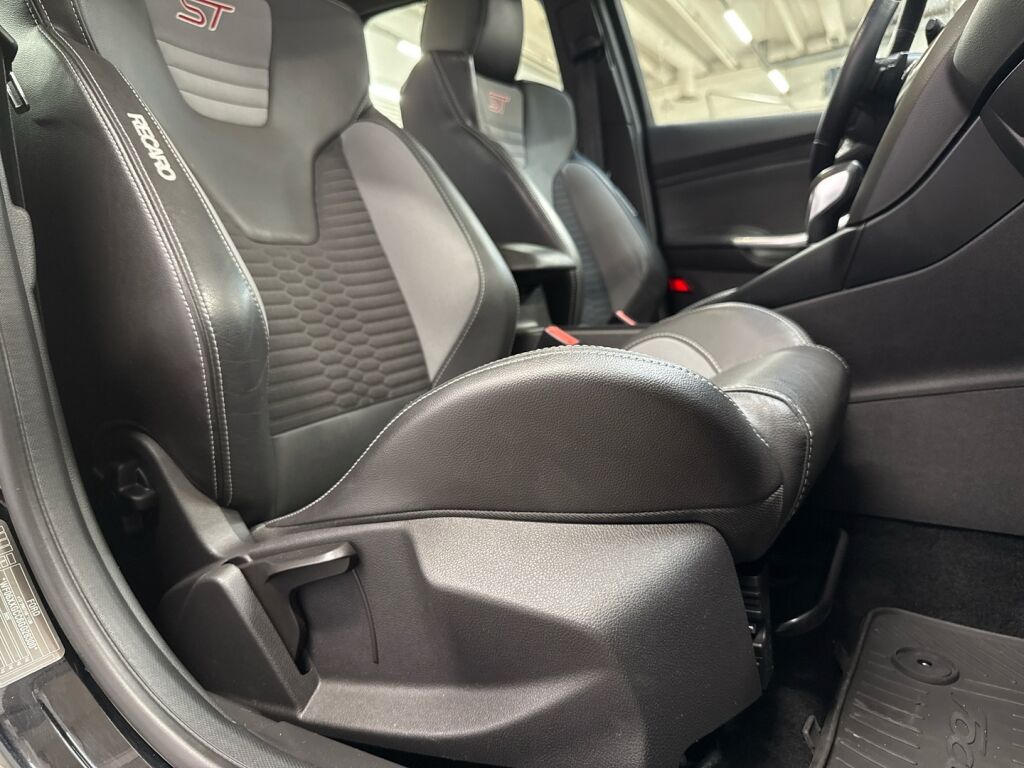 Ford Focus 2016 Musta