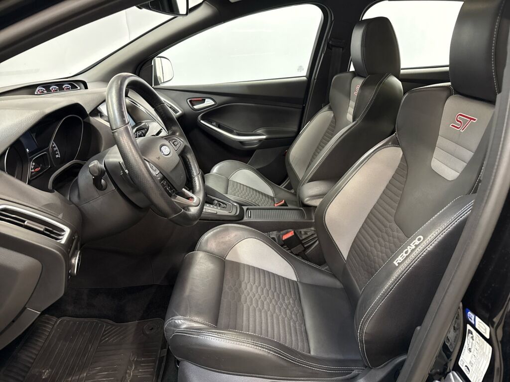 Ford Focus 2016 Musta