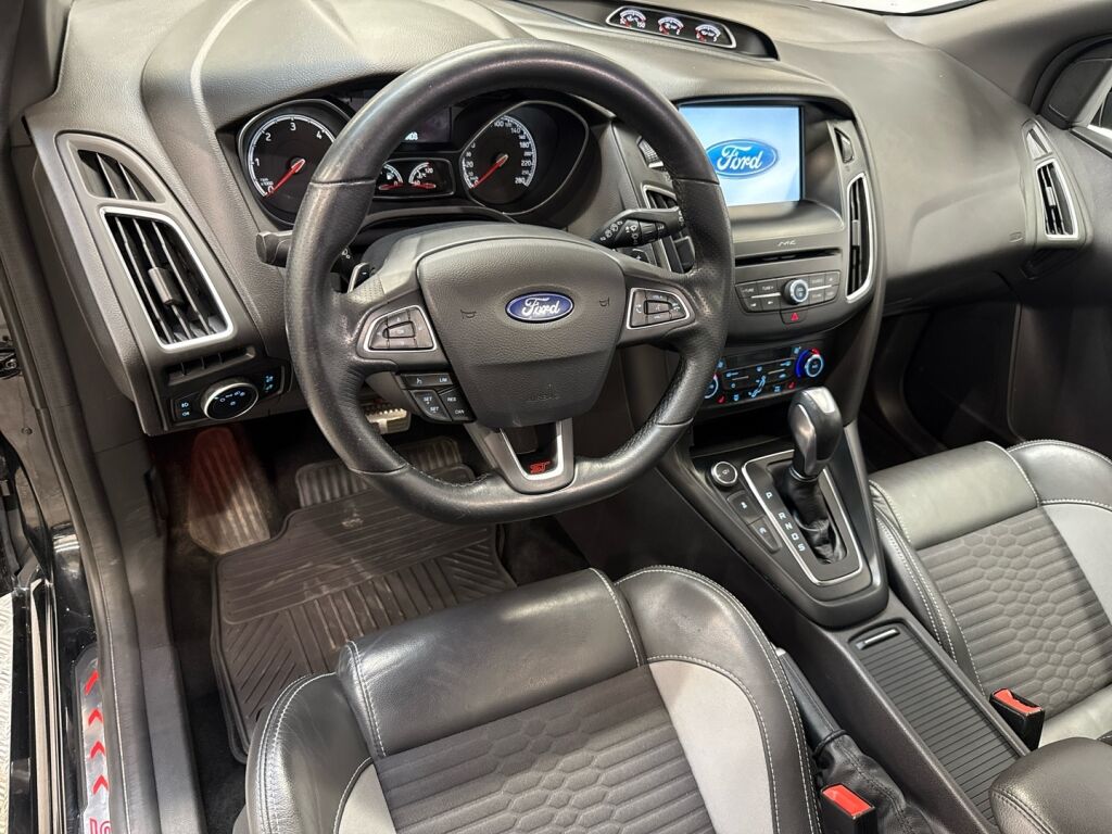 Ford Focus 2016 Musta