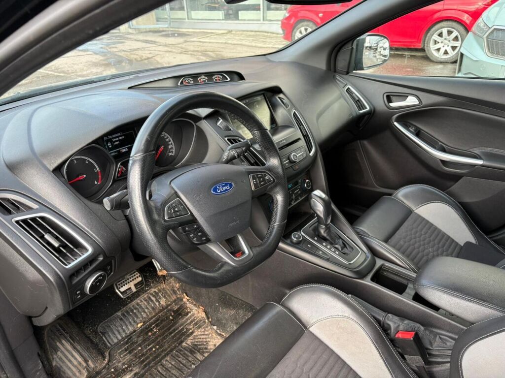 Ford Focus 2016 Musta