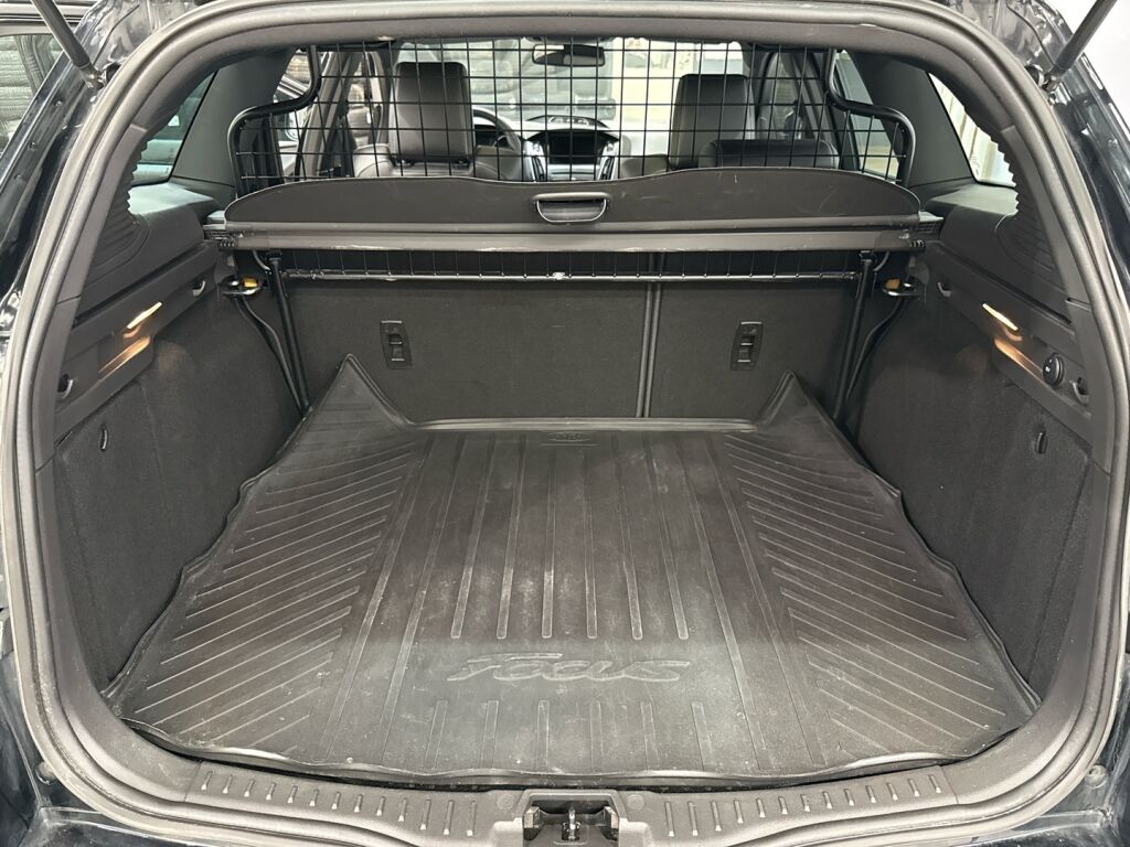 Ford Focus 2016 Musta