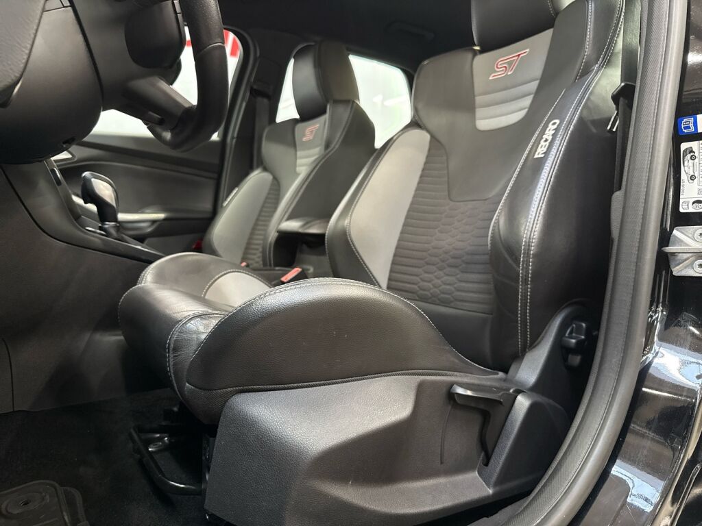 Ford Focus 2016 Musta