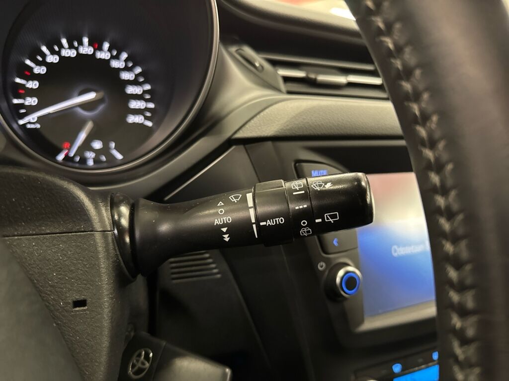 Toyota Avensis 2016 Sininen