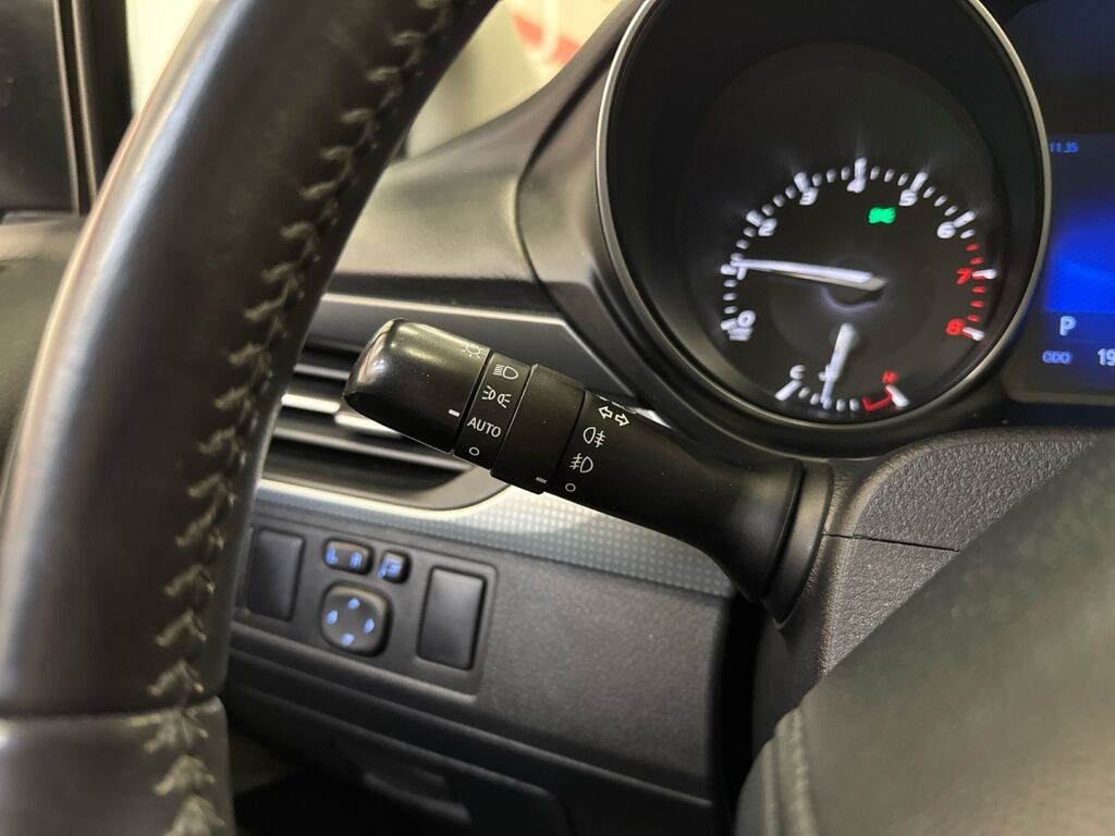 Toyota Avensis 2016 Sininen