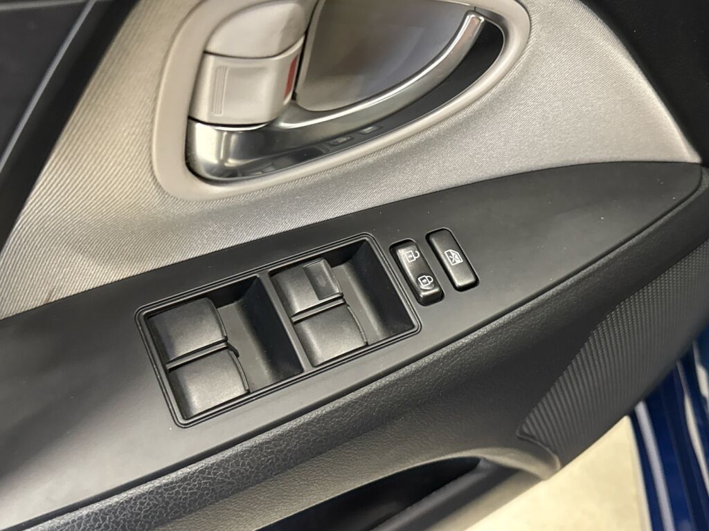 Toyota Avensis 2016 Sininen