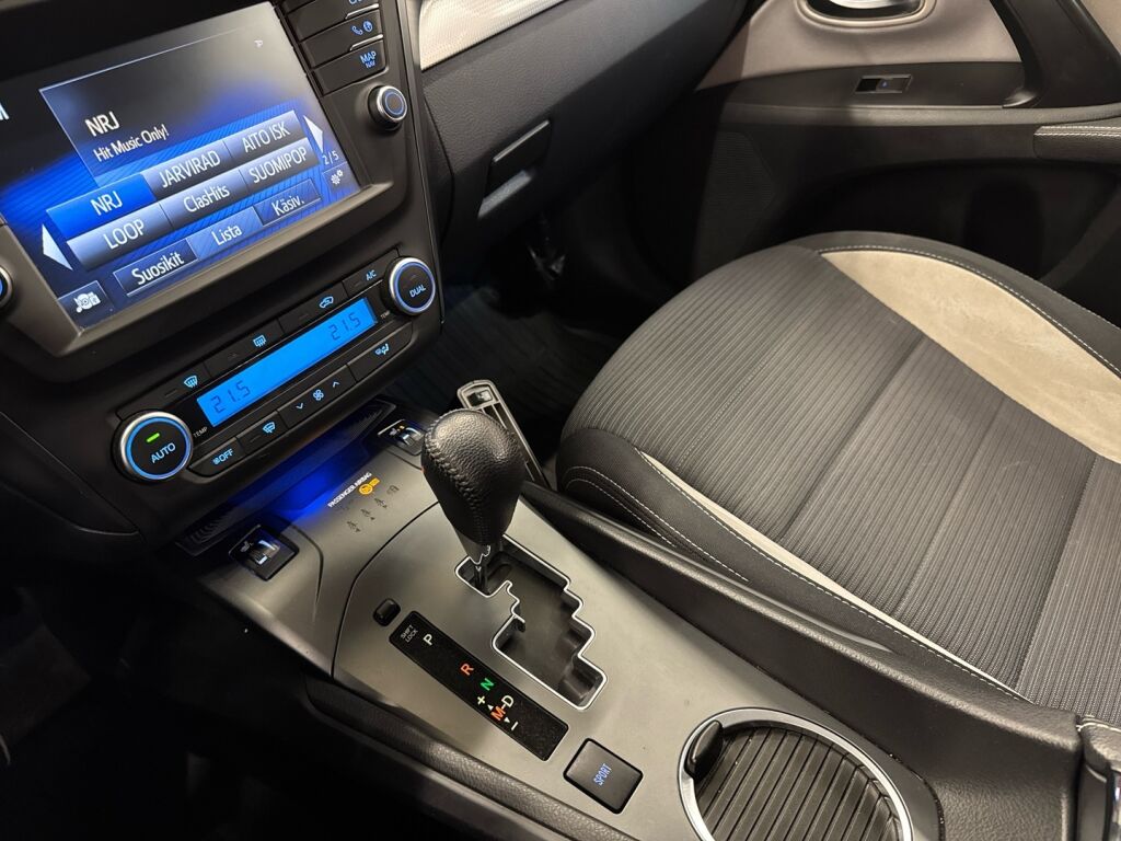 Toyota Avensis 2016 Sininen