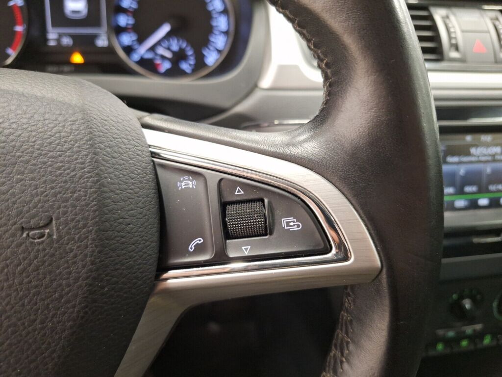 Skoda Rapid 2016 Punainen