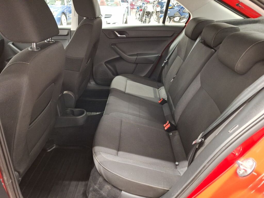 Skoda Rapid 2016 Punainen