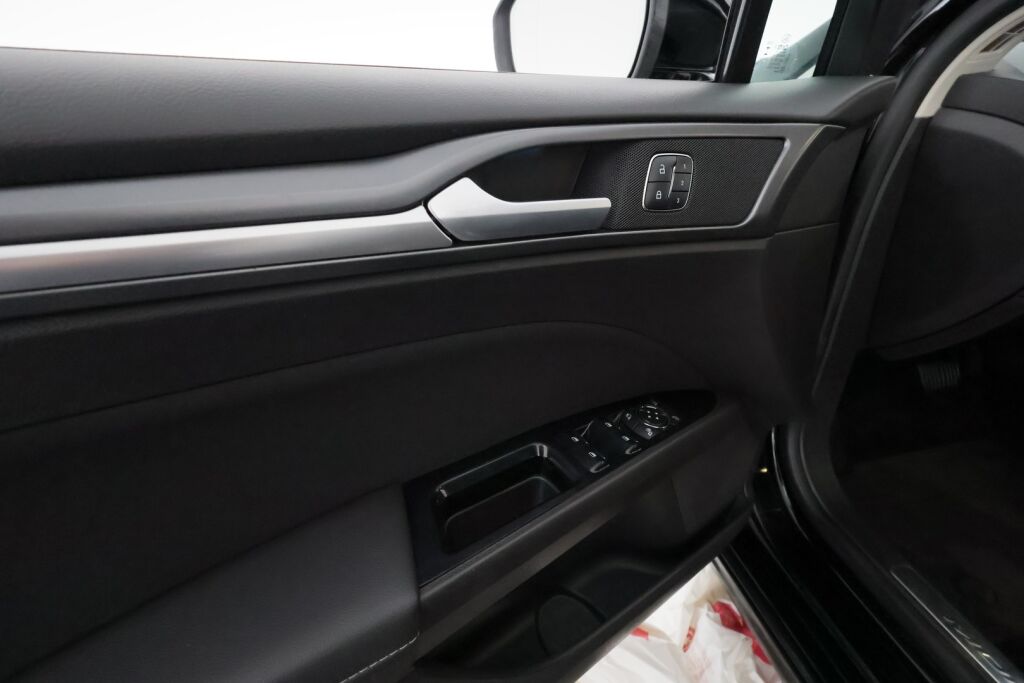 Ford Mondeo 2016 Musta