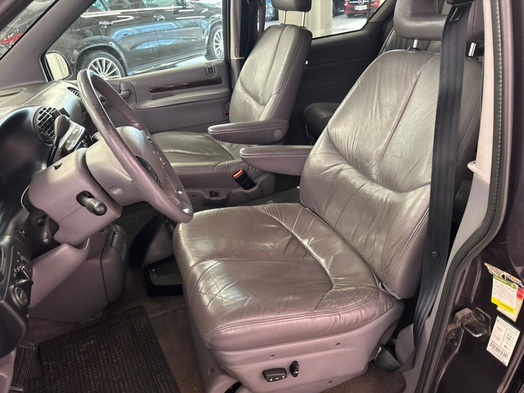 Chrysler Voyager 1997 Violetti
