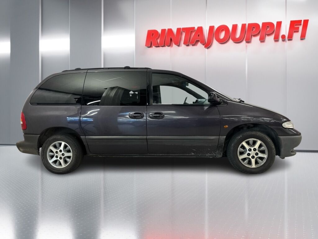 Chrysler Voyager 1997 Violetti