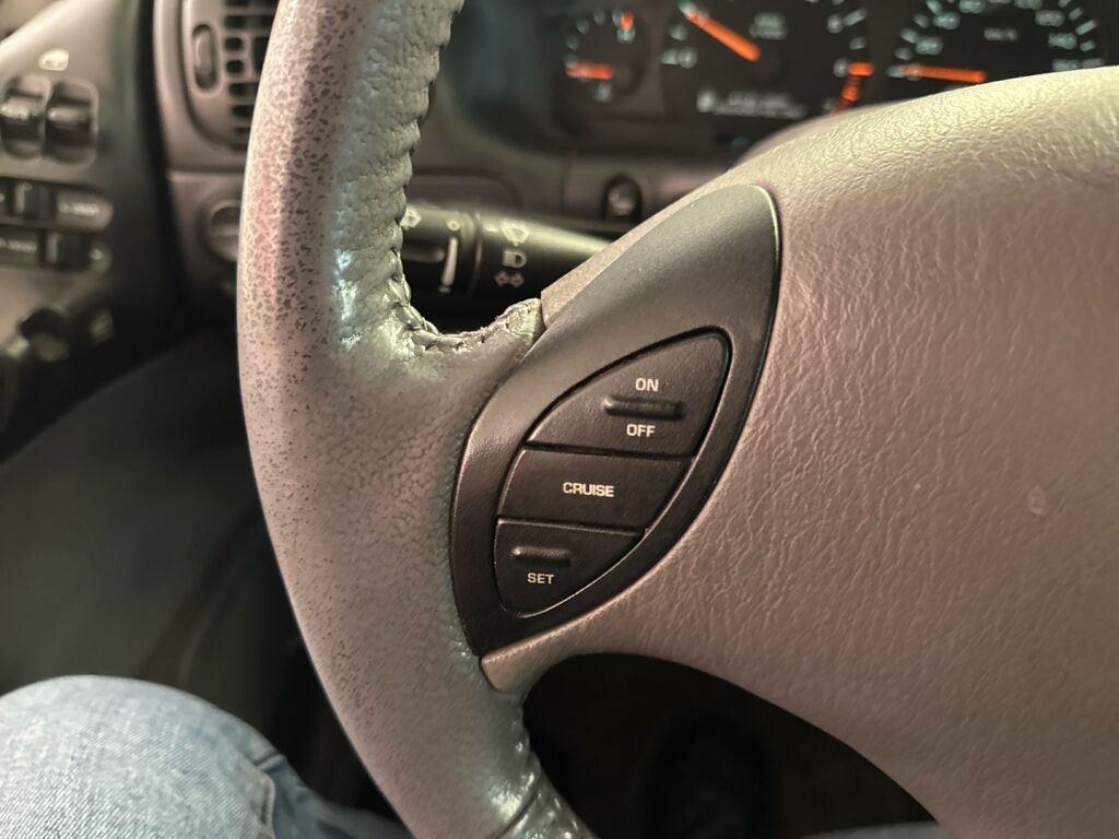 Chrysler Voyager 1997 Violetti