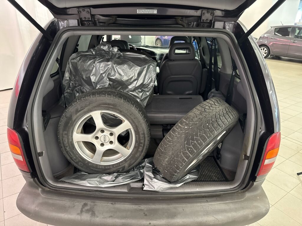 Chrysler Voyager 1997 Violetti