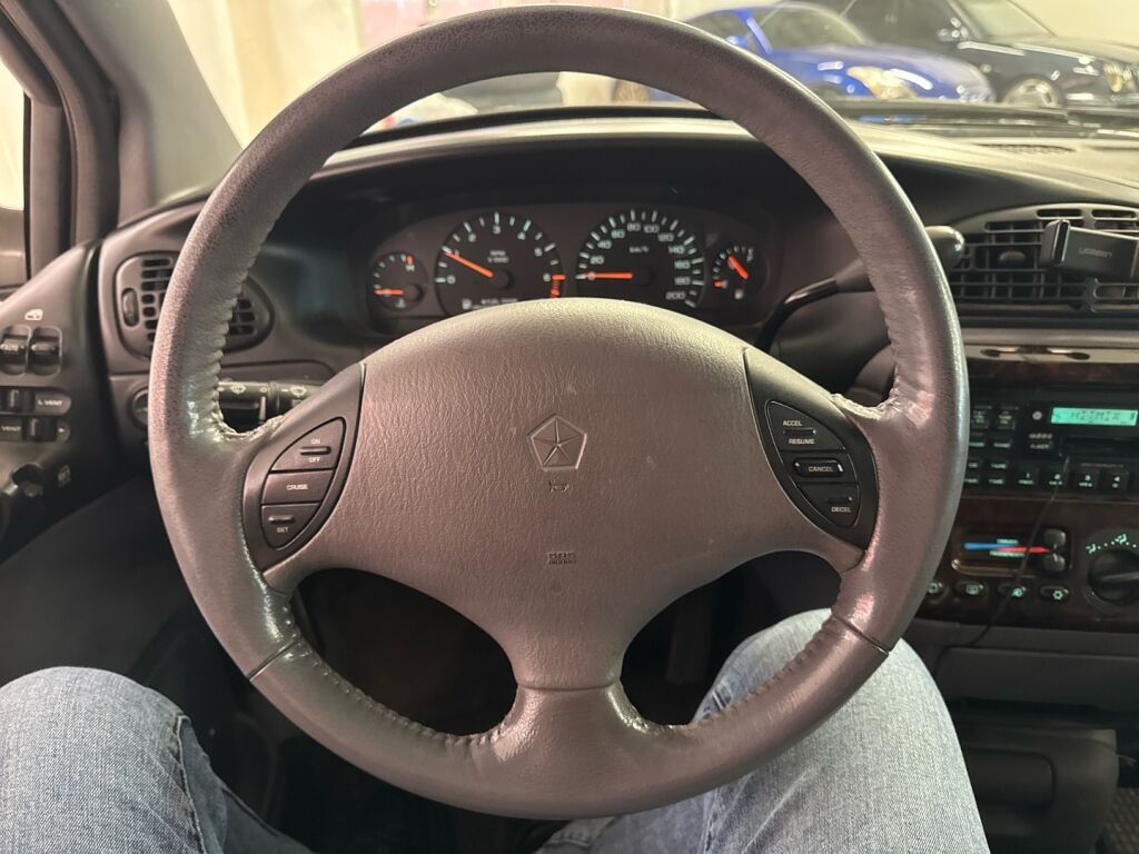 Chrysler Voyager 1997 Violetti