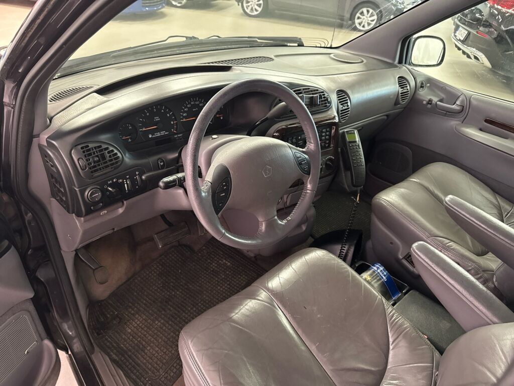 Chrysler Voyager 1997 Violetti