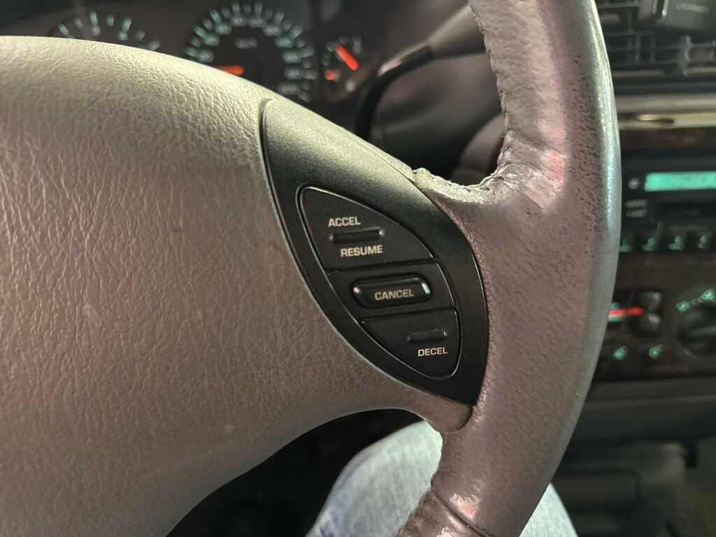 Chrysler Voyager 1997 Violetti