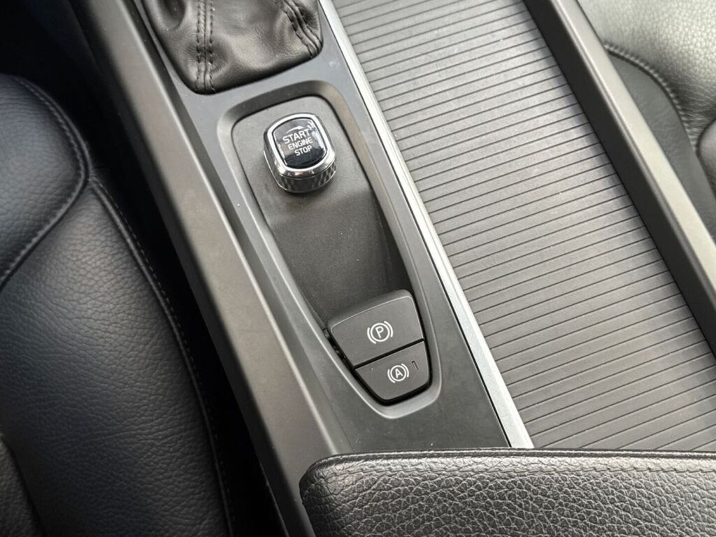 Volvo V60 2019 Valkoinen