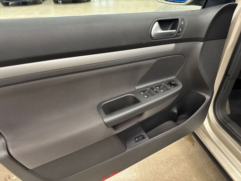 Volkswagen Jetta 2007 Ruskea (beige)