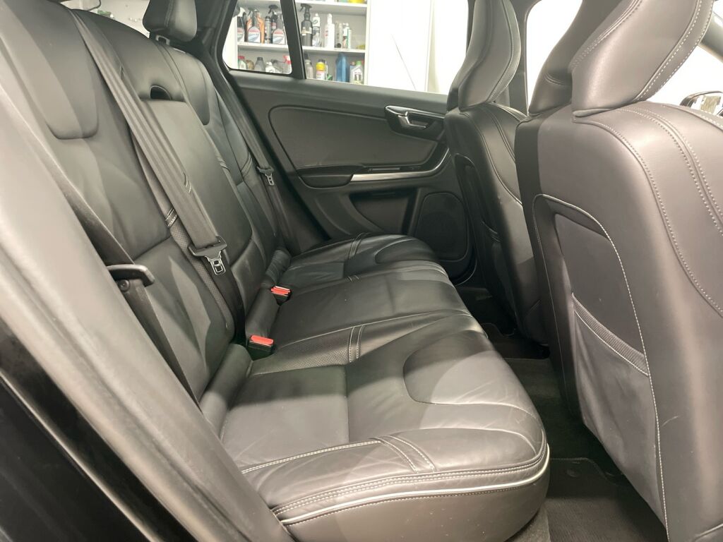Volvo V60 2014 Musta