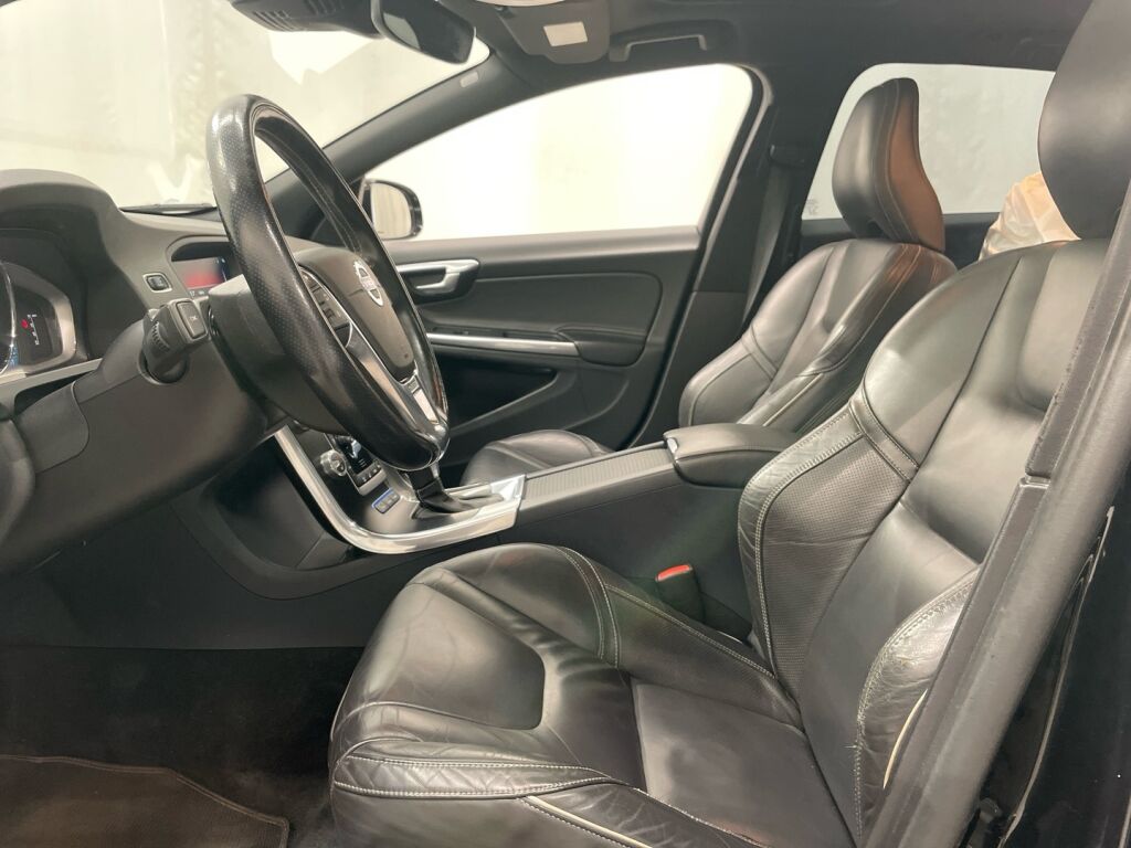Volvo V60 2014 Musta